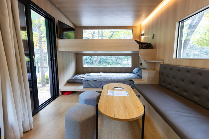 최대 6인 이용 가능 가족형 카라반 내부모습