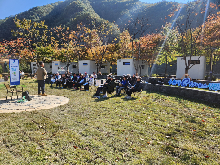2025 하반기 e수원뉴스 시민기자와 SNS 서포터즈의 워크숍 현장(핸드폰으로  멋진 사진을 촬영하는 기술 수강 중)