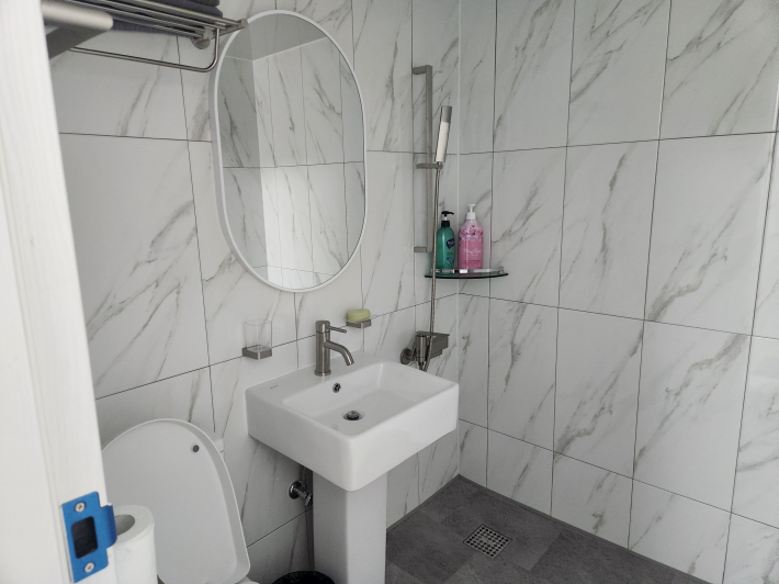 글램핑장 내부 화장실 모습