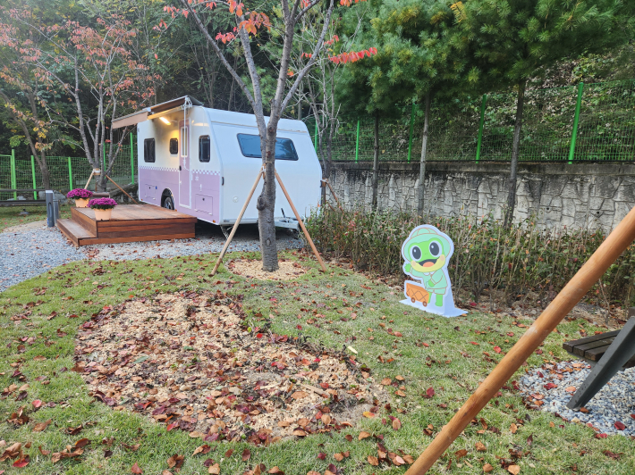 캠핑장에서 보니 더 반가운 수원이 마스코트