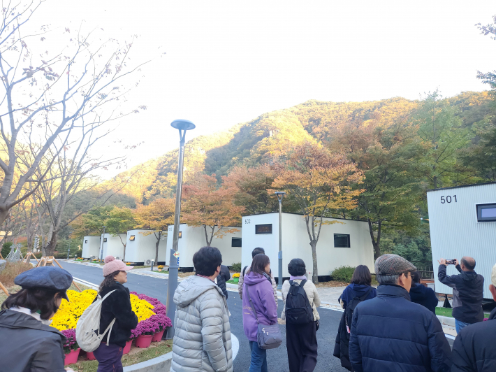 도착해서 캠핑장 내부를 둘러보고 있는 시민기자들