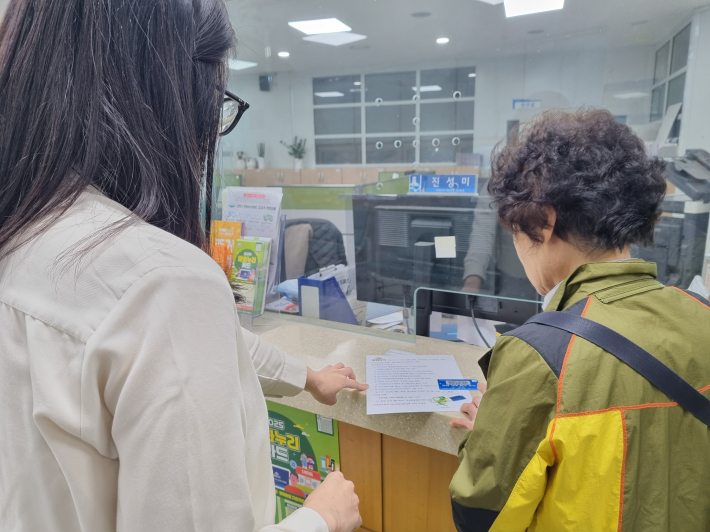 연무동 행정복지센터에서 대상자에게 문화누리카드 이용을 독려하고 있다