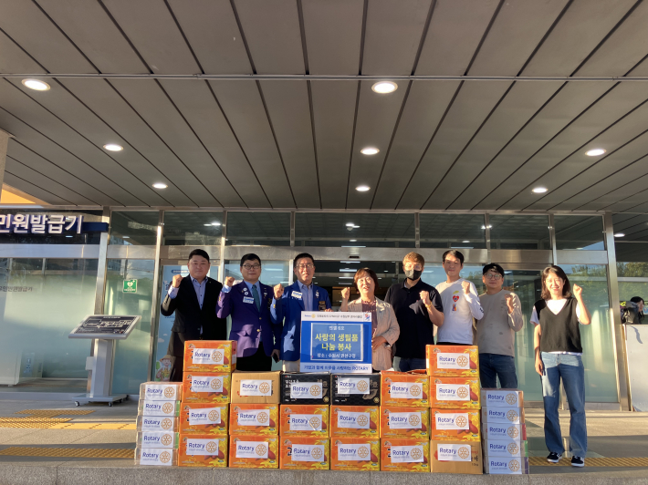 수원남부 로타리클럽에서 고구마를 후원하는 모습