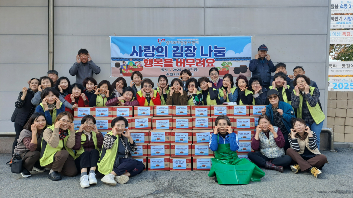 수원시 여성나눔회는 지난 7일 수원시 팔달구 화서1동 행정복지센터에서 관내 어려운 이웃들을 위한 사랑의 김장 나눔 행사를 진행했다.
