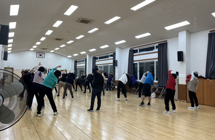 세류3동 생활체육교실 수강생들이 동 행정복지센터에서 건강체조를 진행하고 있다.