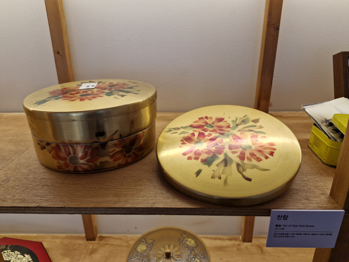 찬합. 밥과 반찬을 담을 수 있는 휴대용 그릇이다.