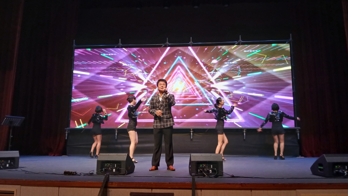 박우철 초대가수가 열창하는 장면