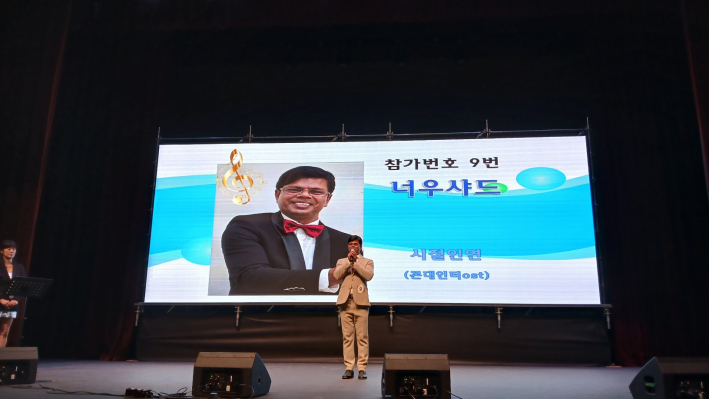 방글라데시인 너우샤드 노래하는 장면