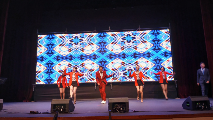 이진관 초대 가수 열창하는 장면