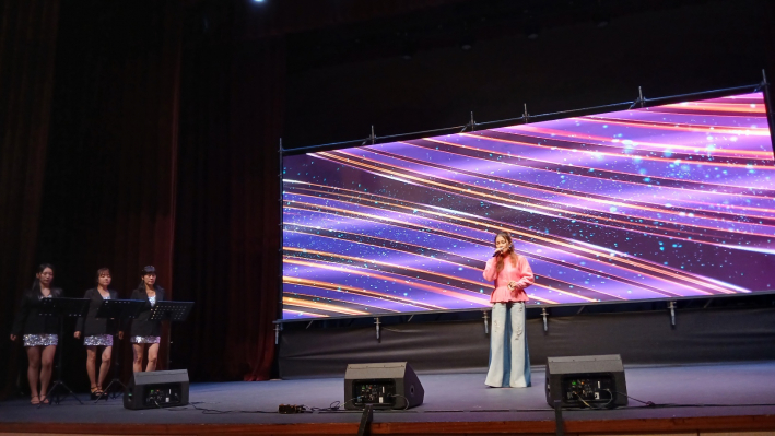 최지혜 출전자 노래하는 장면