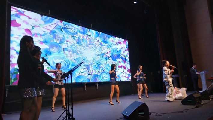 엔딩무대에서 안성녀 초대가수가 열창하는 장면