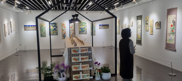 민화 작품 감상에 몰입하고 있는 어느 관람객