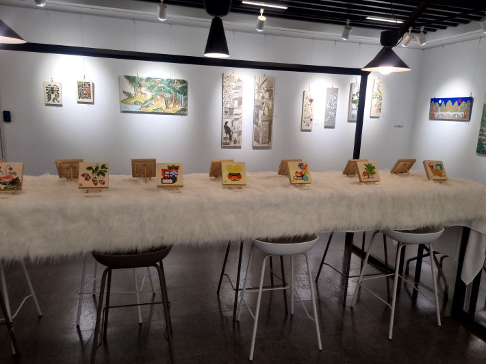 갤러리 가운데에 전시한 미니 정원 시리즈의 작품들