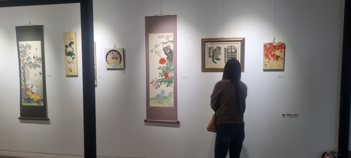 비교적 한가한 오후 시간을 갖고 민화를 감상하는 어느 관람객