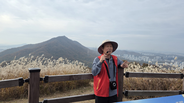 한정규강사가  할미산성의 중요성에 대하여 설명을 하다