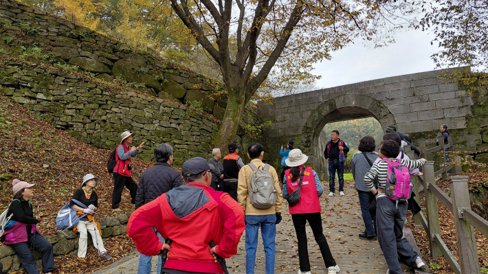죽주산성 성문입구에서 