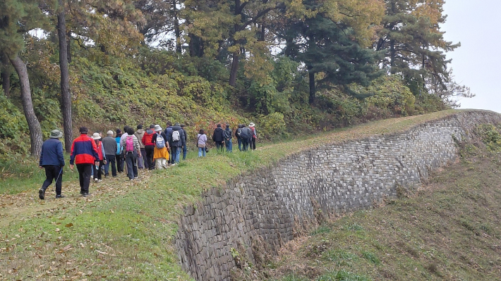 석축으로 쌓은 성위를 걷다