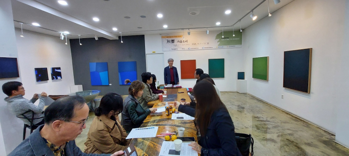 영선갤러리 김형진 대표가 인사말을 하고 있다.