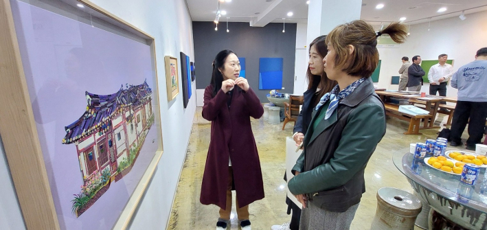 제미영 작가가 자신의 작품을 설명하고 있다.