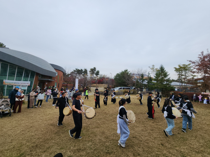 풍물 사물놀이로 시작된 이번 행사
