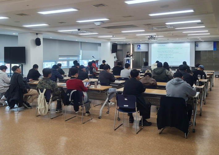 장안구 유통관련업 대표자들이 장안구청 대회의실에서 강의를 듣고 있다.