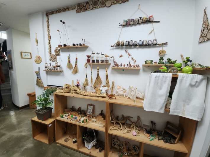 칠보생태환경체험교육관 1층 내부 전시된 작품들