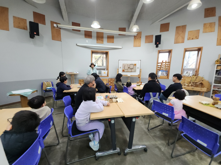 첫번째 미션'나무 휘파람 만들기' 수업 현장 모습