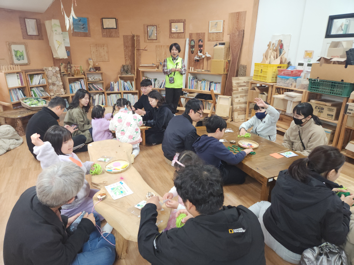 '행운가득! 네잎클로버 키링 만들기' 수업현장 모습