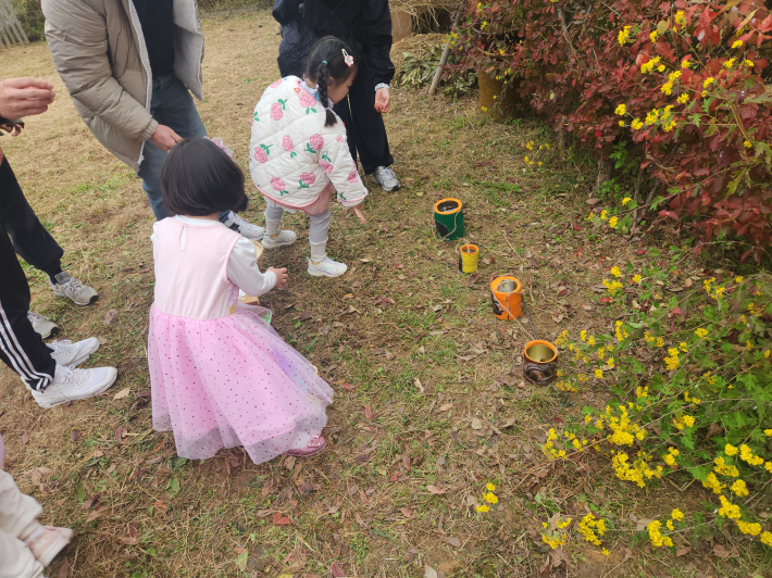 솔방울과 도토리를 숲 속 친구들 통에 넣어주기 게임