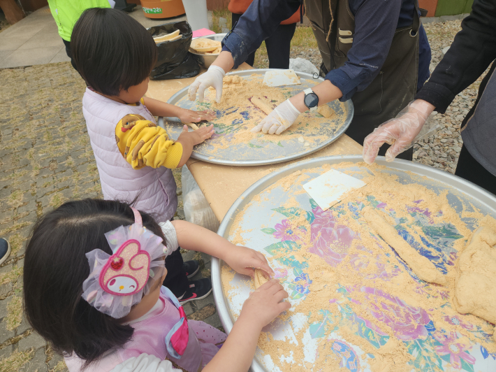 고사리 손으로 콩가루를 묻혀 만든 인절미