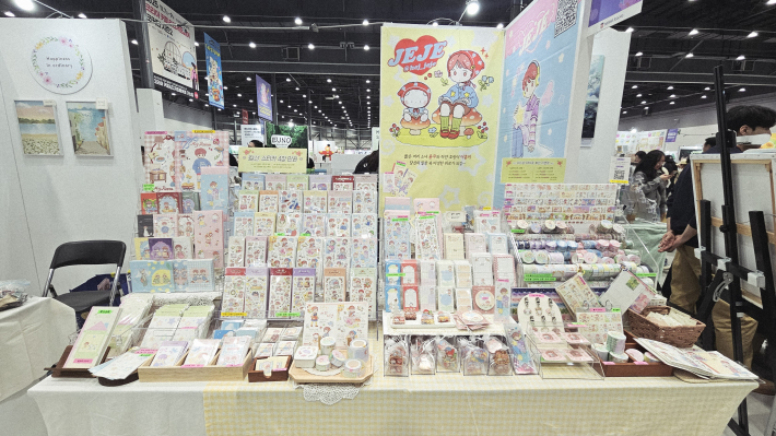 귀여운 율무와 어흥이 캐릭터를 그리는 제제작가 부스 