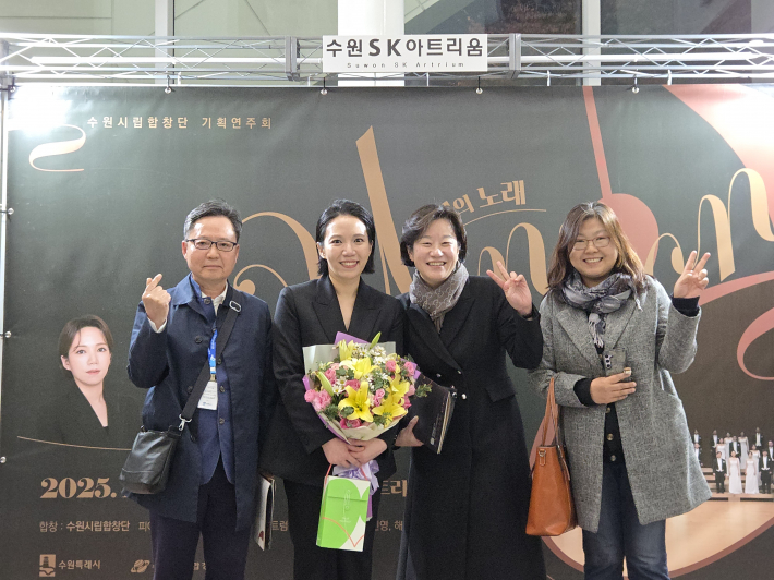 공연이 끝나고 지휘자, 부지휘자와 함께 (왼쪽부터 이세정 시민 기자, 박선이부지휘자, 김보미 지휘자, 김효임 시민기자)
