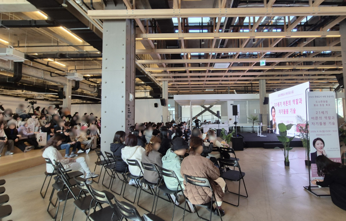 강의 시작 10분 전 자리는 이미 만석이었다.