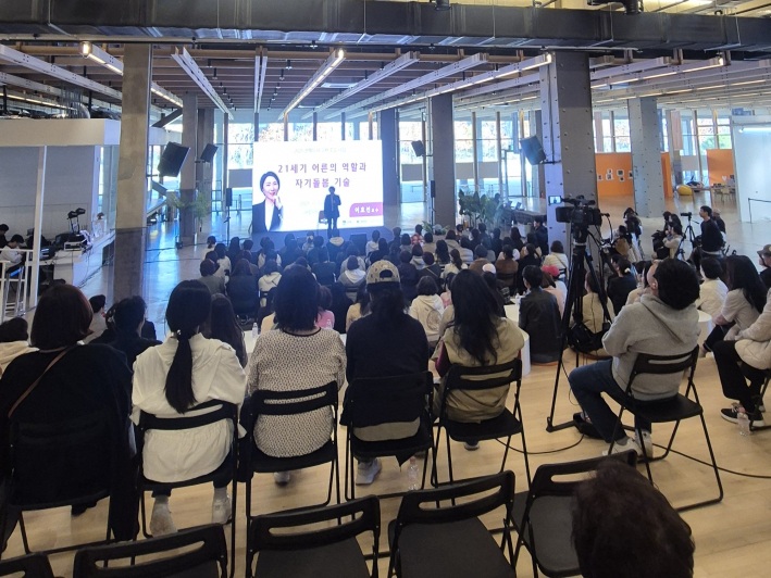 관객들의 강연을 듣는 매너가 좋다고 이호선 교수가 칭찬을 아끼지 않았다.