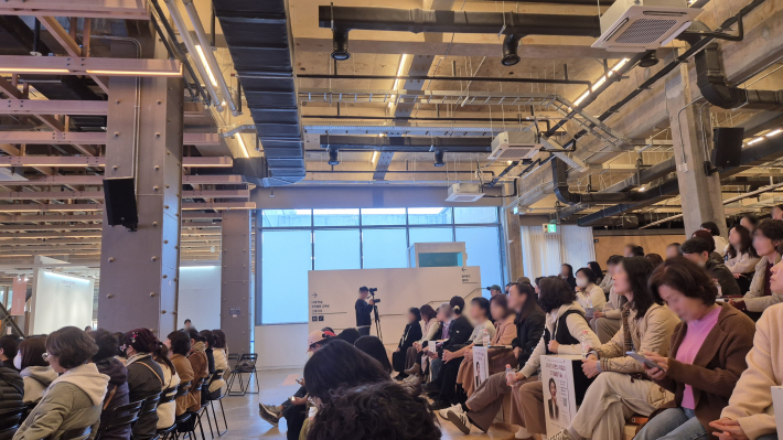 두 번째 질문을 하는 시민의 모습과 경청하는 관객들의 모습