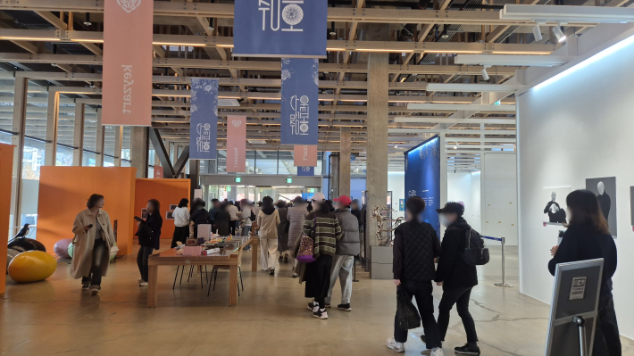 강의가 끝나고 돌아가는 발걸음이 가벼워 보인다.