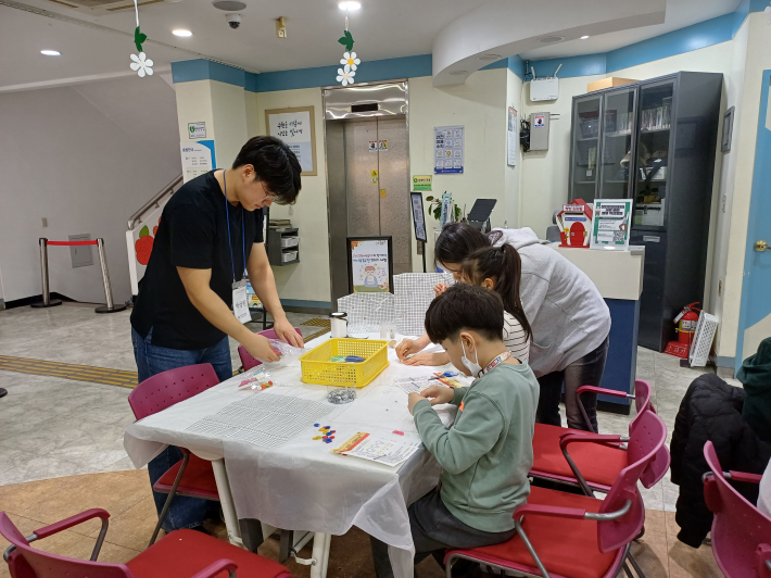 이니셜 손수건 꾸미기 모습