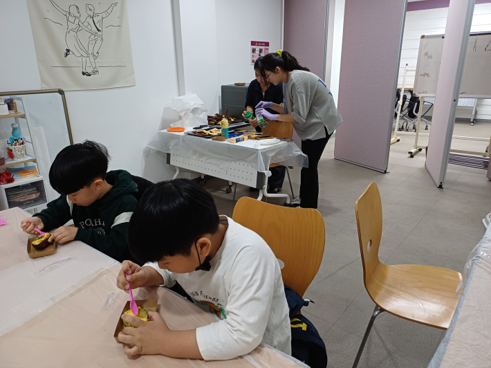 제일 먼저 퀴즈를 마치고 치즈 군고구마 먹는 모습