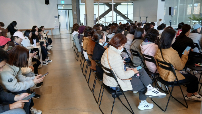 강의를 진지하게 듣는 시민들