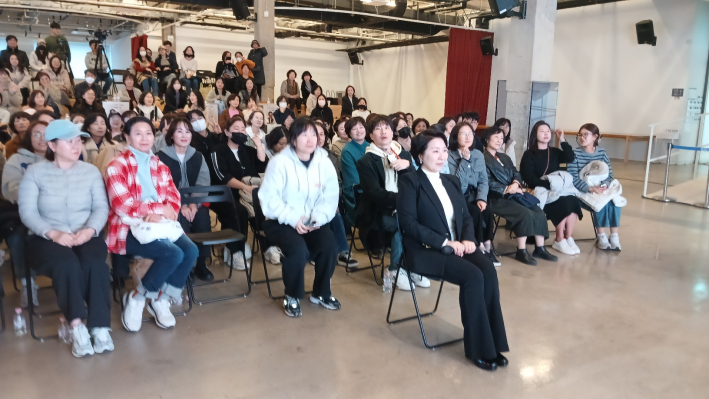 강의끝난후 단체 기념촬영 퍼포먼스 장면(앞줄 이호선 교수)