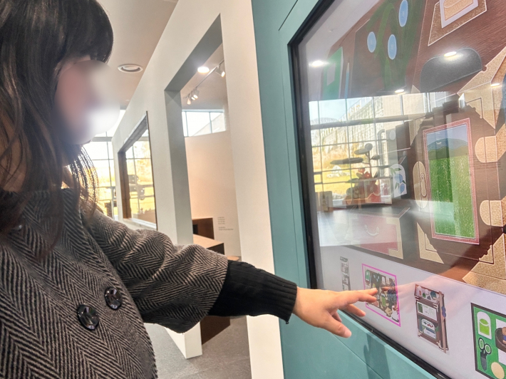 디지털 화면을 누르면 유물의 상세 모습을 확인할 수 있다.