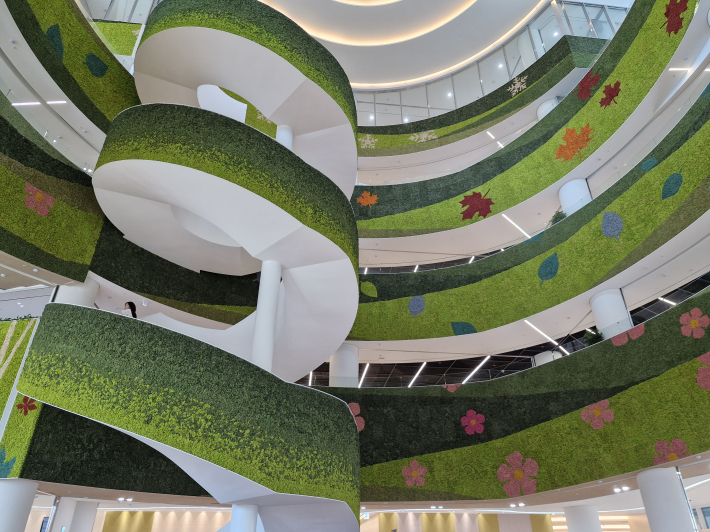 건물 구조 내부 공간은 층 간 경계가 흐려 하나로 연결되어 있다는 느낌을 받는다. 