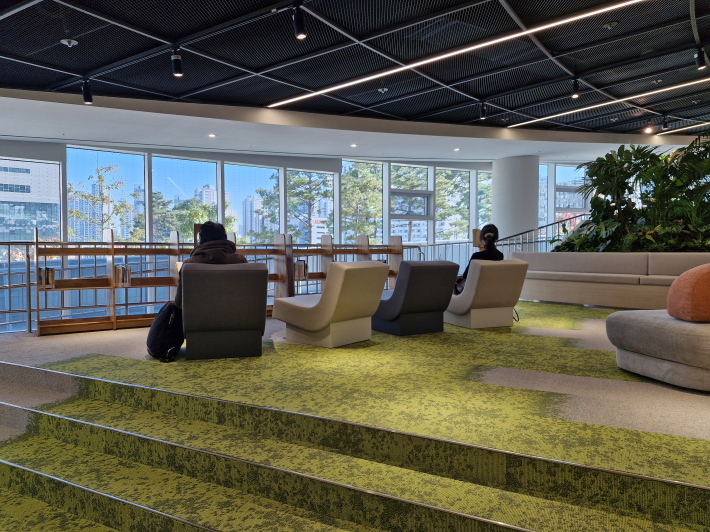 개방형 구조는 자연채광이 깊숙이 들어오고, 공기 순환도 원활해진다.