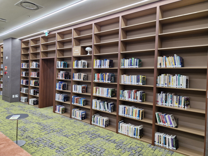 책 속에 소란스럽지 않은 언어들로 마음의 결이 고와진다. 