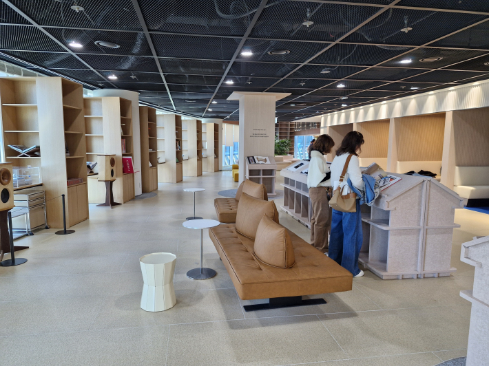 경기도서관은 도서 문화 복합 공간이라는 느낌이다. 