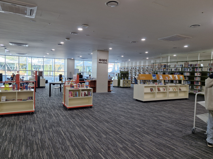 책장을 넘기는 시간은 사람들이 세상을 지혜롭게 버티기 위해 쌓아온 습관이다.  