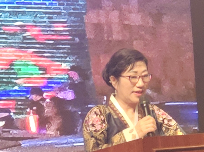 사)한국전통예악총연합회 수원지부가 주관한 시조경창대회에서 인삿말을 하고 있는 김정례 지부장