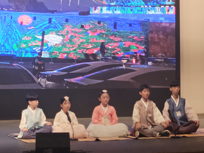 어린참가자들이 함께 시조창을 부르고 있다.