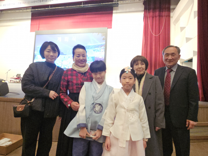 맨 오른쪽부터 최연욱 김제시지부장, 신운희 이사장, 최유빈양, 최유빈양 오빠, 최유빈양 할머니, 최유빈양 엄마가 기념촬영을 했다.