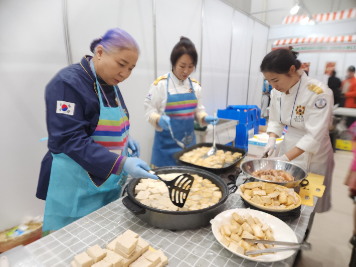 한식대가 약선명장 부스에서 직접 조리 하는 모습